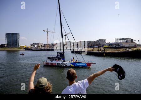 SCHEVENINGEN - Segelschiffe der IMOCA-Klasse verlassen den Hafen für die letzte Etappe nach Genua, Italien, für das Ende des Ocean Race. ANP ROBIN VAN LONKHUIJSEN Stockfoto