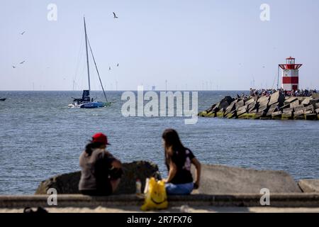 SCHEVENINGEN - Segelschiffe der IMOCA-Klasse verlassen den Hafen für die letzte Etappe nach Genua, Italien, für das Ende des Ocean Race. ANP ROBIN VAN LONKHUIJSEN Stockfoto