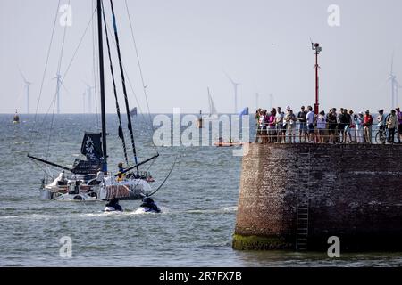 SCHEVENINGEN - Segelschiffe der IMOCA-Klasse verlassen den Hafen für die letzte Etappe nach Genua, Italien, für das Ende des Ocean Race. ANP ROBIN VAN LONKHUIJSEN Stockfoto