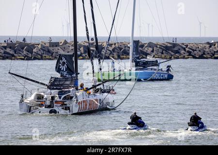 SCHEVENINGEN - Segelschiffe der IMOCA-Klasse verlassen den Hafen für die letzte Etappe nach Genua, Italien, für das Ende des Ocean Race. ANP ROBIN VAN LONKHUIJSEN Stockfoto