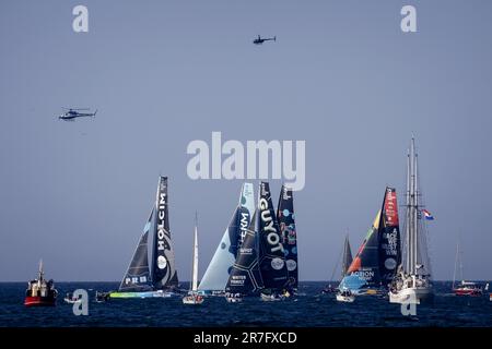 SCHEVENINGEN - Segelschiffe der IMOCA-Klasse starten auf der letzten Etappe nach Genua, Italien, zum Ende des Ocean Race. ANP ROBIN VAN LONKHUIJSEN Stockfoto