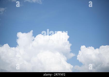 Blauer Himmelshintergrund mit Wolken Stockfoto