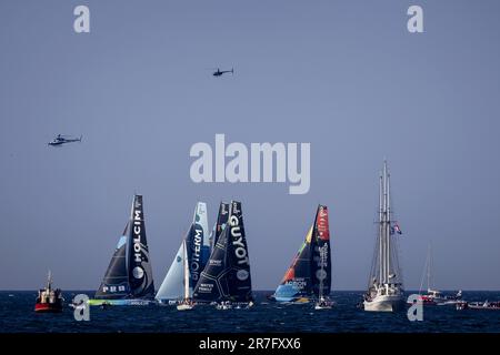 SCHEVENINGEN - Segelschiffe der IMOCA-Klasse starten auf der letzten Etappe nach Genua, Italien, zum Ende des Ocean Race. ANP ROBIN VAN LONKHUIJSEN Stockfoto