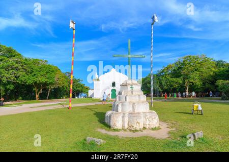 Trancoso, Stadtteil Porto Seguro, BA, Brasilien - 06. Januar 2023: Blick auf die Kirche Sao Joao Batista im Quadrado von Trancoso, berühmtes Touristenziel Stockfoto