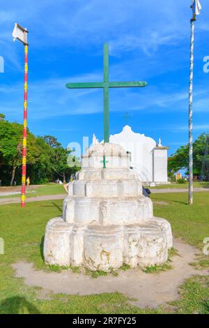 Trancoso, Stadtteil Porto Seguro, BA, Brasilien - 06. Januar 2023: Blick auf die Kirche Sao Joao Batista im Quadrado von Trancoso, berühmtes Touristenziel Stockfoto