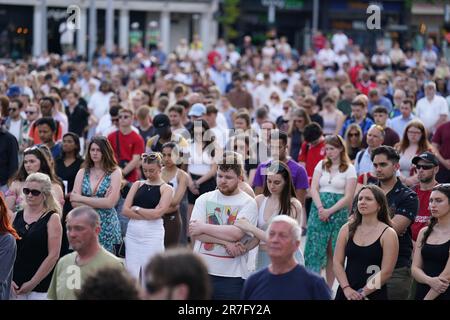 Während einer Nachtwache am Old Market Square, Nottingham, wurde eine Schweigeminute eingelegt, nachdem die 19-jährigen Schüler Barnaby Webber und Grace O'Malley-Kumar und der Schulpfleger Ian Coates, 65, am Dienstagmorgen erstochen wurden, bevor der Angreifer versuchte, drei Menschen in Nottingham zu überfahren. Foto: Donnerstag, 15. Juni 2023. Stockfoto