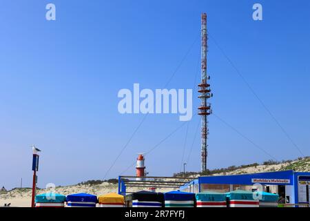 Elektrischer Leuchtturm und neuer Funkmast am Strand von Borkum Stockfoto