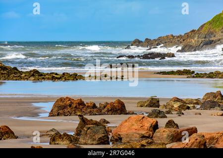 Wunderschöner einsamer und felsiger Strand namens Prainha in der Stadt Serra Grande an der Südküste des Bundesstaats Bahia, Brasilien Stockfoto