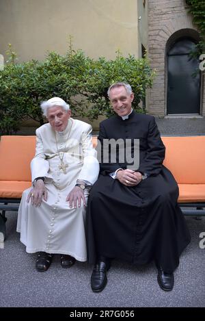 Der Heilige Vater hat befohlen, dass Erzbischof Gänswein vorläufig in seine Herkunftsdiözese zurückkehrt." Der Heilige Stuhl kommuniziert es.15, juni 2023 Foto:Papst Emeritus Benedict XVI, Monsignore Georg Gaenswein fotografiert in den Vatikanischen Gärten am 25. Juni 2019. Stockfoto