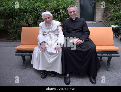 Der Heilige Vater hat befohlen, dass Erzbischof Gänswein vorläufig in seine Herkunftsdiözese zurückkehrt." Der Heilige Stuhl kommuniziert es.15, juni 2023 Foto:Papst Emeritus Benedict XVI, Monsignore Georg Gaenswein fotografiert in den Vatikanischen Gärten am 25. Juni 2019. Stockfoto