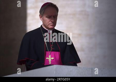 Der Heilige Vater hat befohlen, dass Erzbischof Gänswein vorläufig in seine Herkunftsdiözese zurückkehrt." Der Heilige Stuhl vermittelt es.15, juni 2023 Foto: Monsignore Georg Gänswein, Papst Franziskus während einer wöchentlichen allgemeinen Audienz auf dem Petersplatz im Vatikan.14. März 2018 Stockfoto