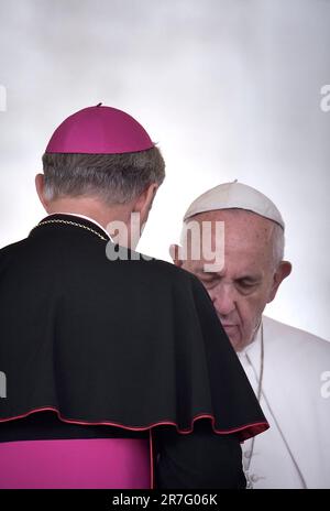 Der Heilige Vater hat befohlen, dass Erzbischof Gänswein vorläufig in seine Herkunftsdiözese zurückkehrt." Der Heilige Stuhl kommuniziert es.15, juni 2023 Foto: Papst Franziskus Monsignore Georg Gänswein während seiner wöchentlichen allgemeinen Audienz in St. Petersplatz im Vatikan, Mittwoch, 7. Oktober 2015. Stockfoto