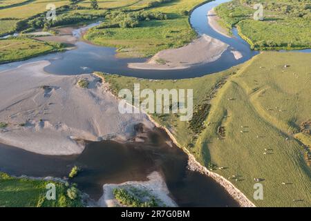 Kieselsteine an der Biegung am River Towy, Carmarthenshire, Wales, Großbritannien Stockfoto