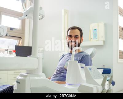 Junger Patient auf einem Zahnarztstuhl in der Zahnklinik und wartet auf den Zahnarzt Stockfoto