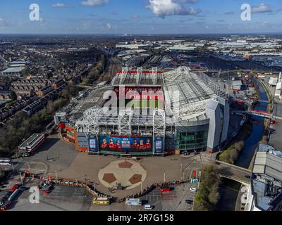 Dateifoto vom 27-03-2023, aus der Vogelperspektive des Old Trafford Stadions, Heimat des Manchester United Football Clubs. Quellen, die Sheikh Jassim nahestehen, haben sich geweigert, zu einem Bericht Stellung zu nehmen, wonach Manchester United erwägt, dem Katar im Wettlauf um den Club Exklusivrechte zu gewähren.Scheich Jassim hat letzte Woche ein fünftes und letztes Gebot für den Club abgegeben, und es wird berichtet, dass sein Angebot dies ist Die Glazer-Familie wird von den Eigentümern des Clubs besser bewertet als ein konkurrierendes Angebot des Ineos-Gründers Sir Jim Ratcliffe. Ausgabedatum: Donnerstag, 15. Juni 2023. Stockfoto