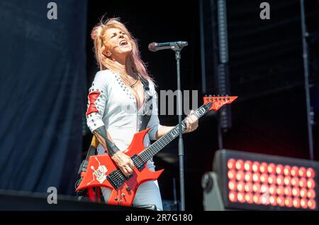 Solvesborg, Schweden. 08., Juni 2023. Die amerikanische Sängerin und Gitarrist Lita Ford führt während des schwedischen Musikfestivals Sweden Rock Festival 2023 in Solvesborg ein Live-Konzert auf. (Foto: Gonzales Photo - Terje Dokken). Stockfoto