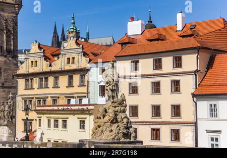 Statue auf der historischen Karlsbrücke in Prag, Tschechische Republik Stockfoto