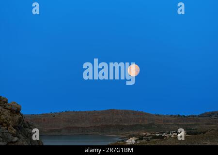 Vollmond, Mond am frühen Morgen vor Sonnenaufgang, Insel Rhodos, herrliche Landschaft auf den griechischen Inseln der Dodekanesischen Inselgruppe, ein berühmtes V Stockfoto