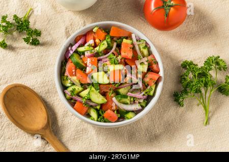 Hausgemachter mediterraner Gurkensalat mit Tomaten und Zwiebeln Stockfoto