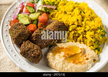 Hausgemachter mediterraner Falafel-Teller mit Reis und Hummus Stockfoto