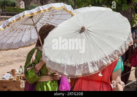 Reenaktorinnen mit Schirm oder Daumenrampen. Mode im alten rom Stockfoto