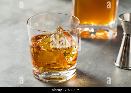 Saufenerfrischender Bourbon Whiskey on the Rocks, bereit zum Trinken Stockfoto