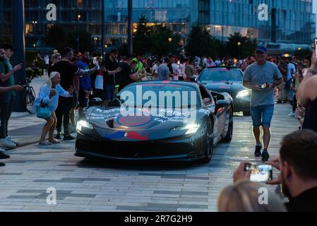 Gumball 3000 Supercar-Rallye mit Besuch des wiederentwickelten Battersea Power Station, London. Ein teures Auto ist für Autofans ausgestellt. Ferrari SF90 Stradale Stockfoto