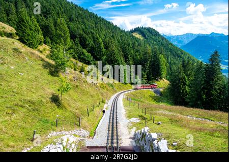 Blick auf Schafberg-Zug und -Bahn. SCHAFBERGBAHN Cog Railway ab St. Wolfgang auf dem Schafberg, Österreich. Stockfoto