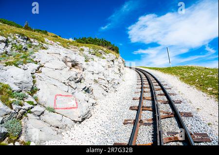 Blick auf Schafberg-Zug und -Bahn. SCHAFBERGBAHN Cog Railway ab St. Wolfgang auf dem Schafberg, Österreich. Stockfoto