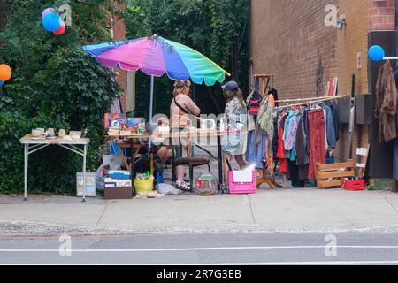 Montreal, CA - 24. Juli 2022: Garagenverkauf auf der Straße Stockfoto