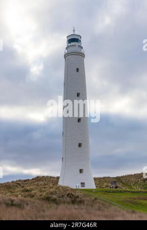 Foto des Cape Wickham Lighthouse auf einem grünen Feld in der Nähe der Bass Strait auf King Island in Tasmanien in Australien Stockfoto