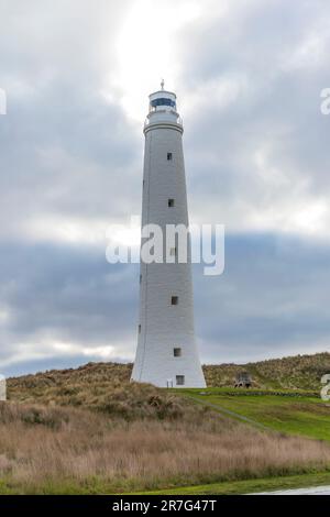 Foto des Cape Wickham Lighthouse auf einem grünen Feld in der Nähe der Bass Strait auf King Island in Tasmanien in Australien Stockfoto