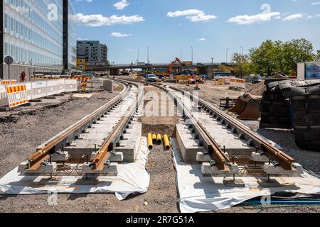 Hakaniemenranta im Bau. Neue Straßenbahn- oder Stadtbahnschienen im Stadtteil Hakaniemi in Helsinki, Finnland. Stockfoto