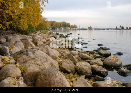 Große Steine am Seeufer im Herbst aus nächster Nähe Stockfoto