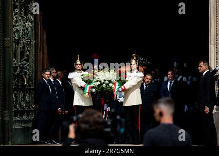 Mailand, Italien. 14. Juni 2023. Silvio Berlusconis Sarg wurde während der Beerdigungszeremonie aus der Mailänder Kathedrale gebracht. Am 12. Juni 2023 starb der ehemalige italienische Ministerpräsident Silvio Berlusconi im Alter von 86 Jahren im Krankenhaus San Raffaele in Mailand aufgrund von Komplikationen infolge einer schweren Form der chronischen myelomonozytären Leukämie. Kredit: SOPA Images Limited/Alamy Live News Stockfoto