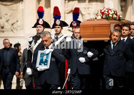 Mailand, Italien. 14. Juni 2023. Silvio Berlusconis Sarg wurde während der Beerdigungszeremonie aus der Mailänder Kathedrale gebracht. Am 12. Juni 2023 starb der ehemalige italienische Ministerpräsident Silvio Berlusconi im Alter von 86 Jahren im Krankenhaus San Raffaele in Mailand aufgrund von Komplikationen infolge einer schweren Form der chronischen myelomonozytären Leukämie. Kredit: SOPA Images Limited/Alamy Live News Stockfoto