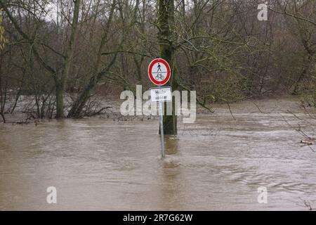 Ein Warnschild warnt vor den Überschwemmungen der Lahn in Marburg, Hessen Stockfoto