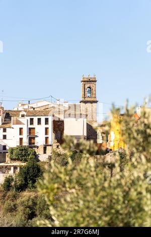 Ein ländliches Gebiet in Alicante, Spanien, mit mehreren traditionellen Gebäuden und einer gewundenen Landstraße, die durch die Landschaft führt Stockfoto