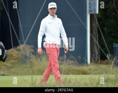 Los Angeles, Usa. 15. Juni 2023. Ryan Gerard sieht sich seinen Ball auf dem 15. Green während der ersten Runde der 2023 USA an Eröffnung der Golfmeisterschaft im Los Angeles Country Club in Los Angeles, Kalifornien, am Donnerstag, den 15. Juni 2023. Foto: Mike Goulding/UPI Credit: UPI/Alamy Live News Stockfoto