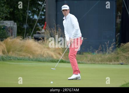 Los Angeles, Usa. 15. Juni 2023. Ryan Gerard legt in der ersten Runde der 2023 USA auf den 15. Green Eröffnung der Golfmeisterschaft im Los Angeles Country Club in Los Angeles, Kalifornien, am Donnerstag, den 15. Juni 2023. Foto: Mike Goulding/UPI Credit: UPI/Alamy Live News Stockfoto
