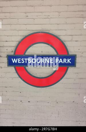 14. Juni 2023 - Westbourne Park, London, Großbritannien: Klassisches rot-blaues TfL-Bahnhofsschild Stockfoto