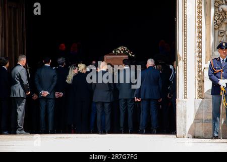 Mailand, Italien. 14. Juni 2023. Silvio Berlusconis Sarg wird im Inneren der Mailänder Kathedrale gesehen, wo die Beerdigungszeremonie stattfindet. Am 12. Juni 2023 starb der ehemalige italienische Ministerpräsident Silvio Berlusconi im Alter von 86 Jahren im Krankenhaus San Raffaele in Mailand aufgrund von Komplikationen infolge einer schweren Form der chronischen myelomonozytären Leukämie. (Foto: Marco Cordone/SOPA Images/Sipa USA) Guthaben: SIPA USA/Alamy Live News Stockfoto