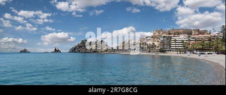 Panoramablick auf die Stadt Almuñecar, Granada, im Süden Spaniens. Blick auf den Strand von Amuñecar mit der Burg San Miguel Stockfoto