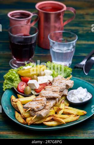 griechische Souflaki mit pommes frites Stockfoto