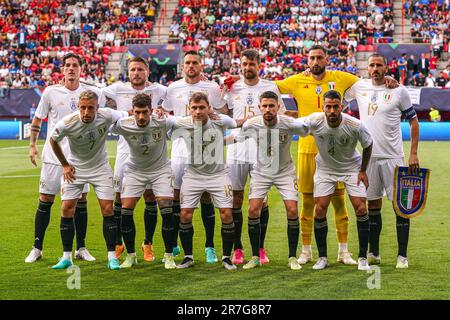 Enschede, Niederlande. 15. Juni 2023. ENSCHEDE, NIEDERLANDE - JUNI 15: Torhüter Gianluigi Donnarumma (Italien), Giovanni Di Lorenzo (Italien), Rafael Toloi (Italien), Leonardo Bonucci (Italien), Francesco Acerbi (Italien), Davide Frattesi (Italien), Jorginho (Italien), Nicolo Barella (Italien), Nicolo Zaniimmobile (Italien), Ciro immobile (Italien) Leonardo Spinazzola (Italien) während des Halbfinalspiels der UEFA Nations League 2023 zwischen Spanien und Italien in De Grolsch Veste am 15. Juni 2023 in Enschede, Niederlande (Foto: Andre Weening/Orange Pictures) Guthaben: Orange Pics BV/Alamy Live News Stockfoto