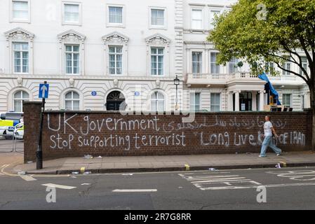 Graffiti vor der Botschaft der Islamischen Republik Iran, London, protestiert für die Unterstützung des kurdischen Volkes. Die britische Regierung unterstützt keine Terroristen mehr Stockfoto