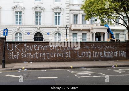 Graffiti vor der Botschaft der Islamischen Republik Iran, London, protestiert für die Unterstützung des kurdischen Volkes. Die britische Regierung unterstützt keine Terroristen mehr Stockfoto