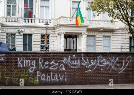 Graffiti vor der Botschaft der Islamischen Republik Iran, London, protestiert für die Unterstützung des kurdischen Volkes. König Mohammad Reza Pahlavi Referenz Stockfoto