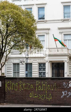 Graffiti vor der Botschaft der Islamischen Republik Iran, London, protestiert für die Unterstützung des kurdischen Volkes. König Mohammad Reza Pahlavi Referenz Stockfoto