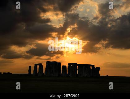 Stonehenge at Sunset, Wiltshire, England, Großbritannien Stockfoto